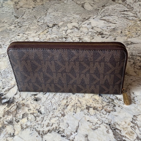 Michael Kors Large Jet Set Travel Logo Wallet EUC - Picture 2 of 13